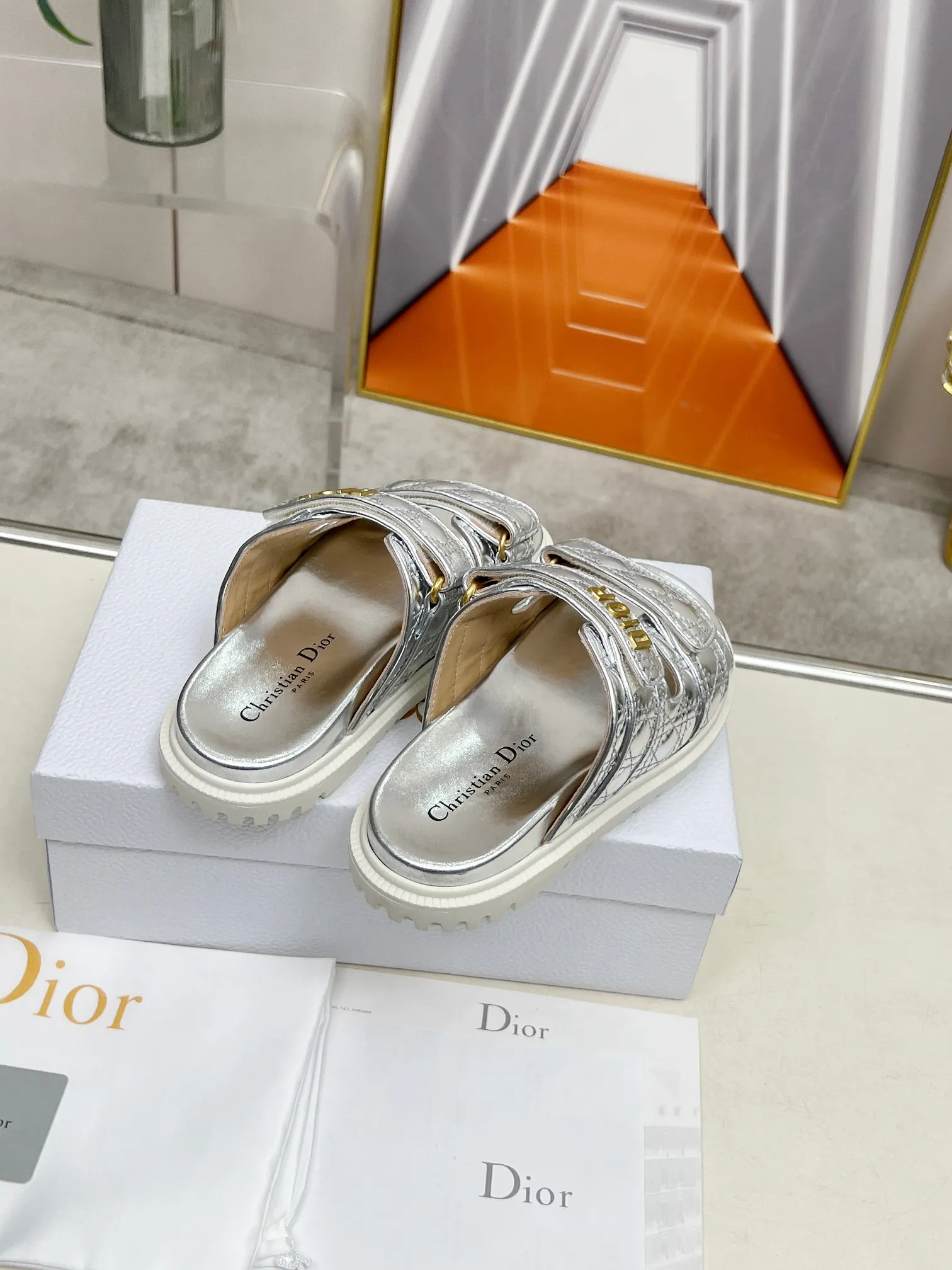 👟👟Ex-factory price 500👟👟Dior👏👏new classic style. 🔥Purchasing-level qualityThe most popular thick-soled sandals in foreign counters. Upper➕Inside: original customized material, original mold opening of sole 1.1 (lightweight, code number 35-40 (41/42 can be customized)